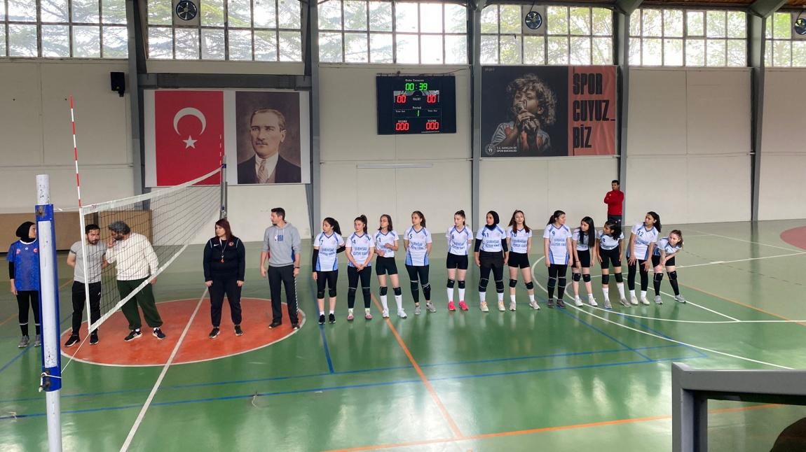 19 Mayıs Atatürk'ü Anma Gençlik ve Spor Bayramı Spor Müsabakalarında Kız Voleybol Takımımız Yine Şampiyon...